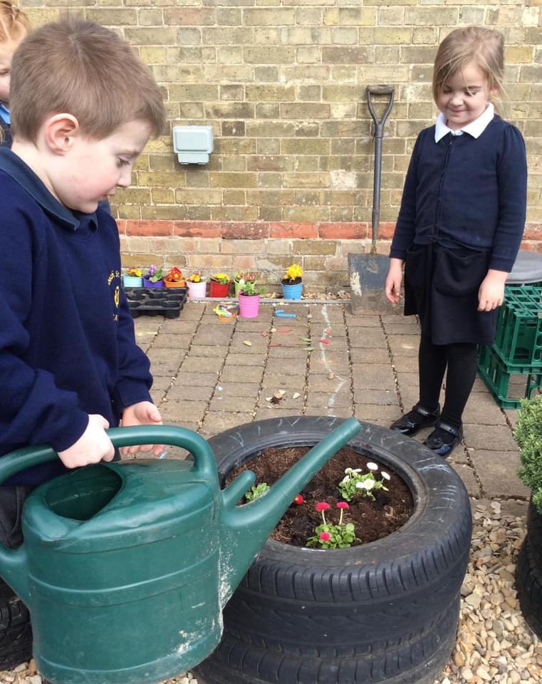 AcademyWsm's tweet photo. 🌞🌸A massive THANK YOU to Miletree Plants, Shrubs and Trees for their very kind donation of plants, compost and pots! Hudson class really enjoyed planting the flowers in our outdoor area this afternoon &amp; learning about what plants need to help them to grow &amp; survive.🌸🔆 https://t.co/bykjvSk359
