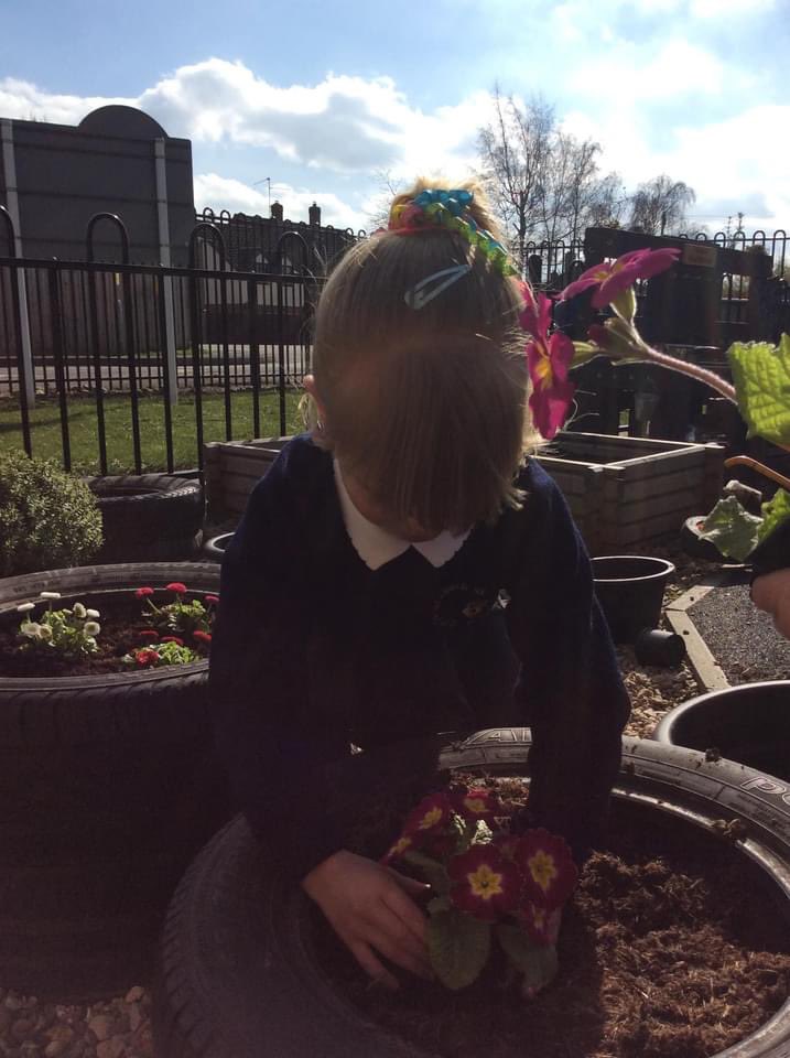 AcademyWsm's tweet photo. 🌞🌸A massive THANK YOU to Miletree Plants, Shrubs and Trees for their very kind donation of plants, compost and pots! Hudson class really enjoyed planting the flowers in our outdoor area this afternoon &amp; learning about what plants need to help them to grow &amp; survive.🌸🔆 https://t.co/bykjvSk359