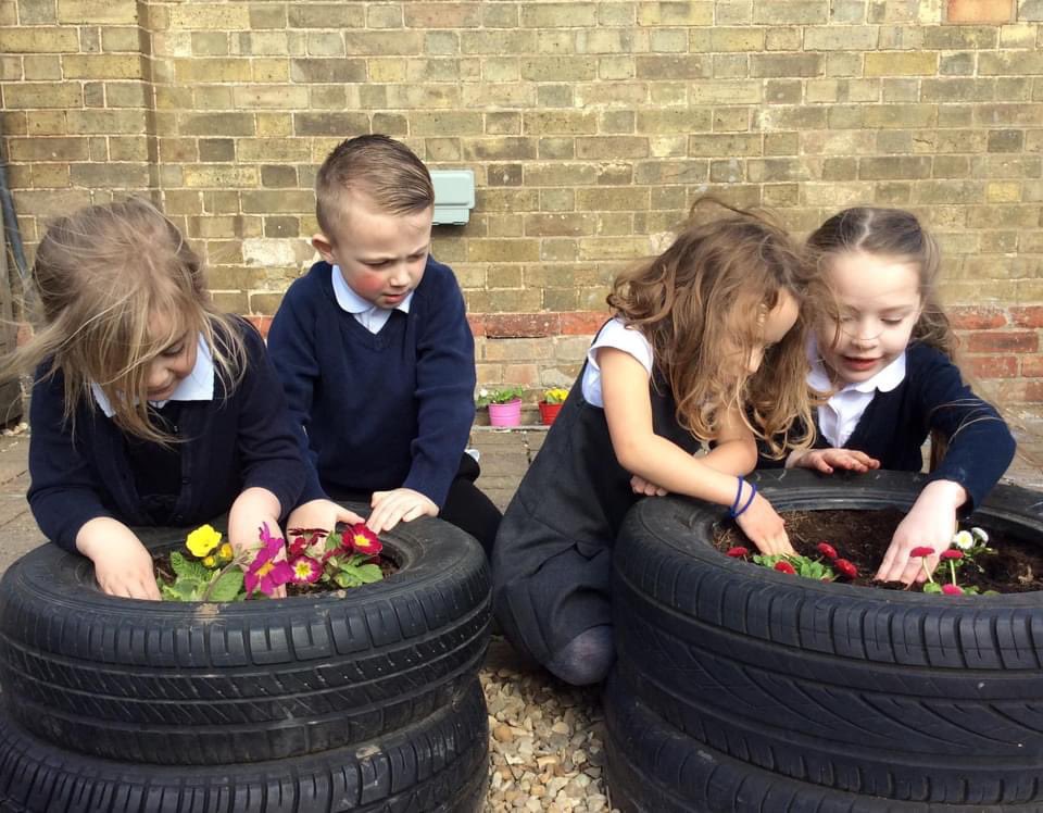 AcademyWsm's tweet photo. 🌞🌸A massive THANK YOU to Miletree Plants, Shrubs and Trees for their very kind donation of plants, compost and pots! Hudson class really enjoyed planting the flowers in our outdoor area this afternoon &amp; learning about what plants need to help them to grow &amp; survive.🌸🔆 https://t.co/bykjvSk359
