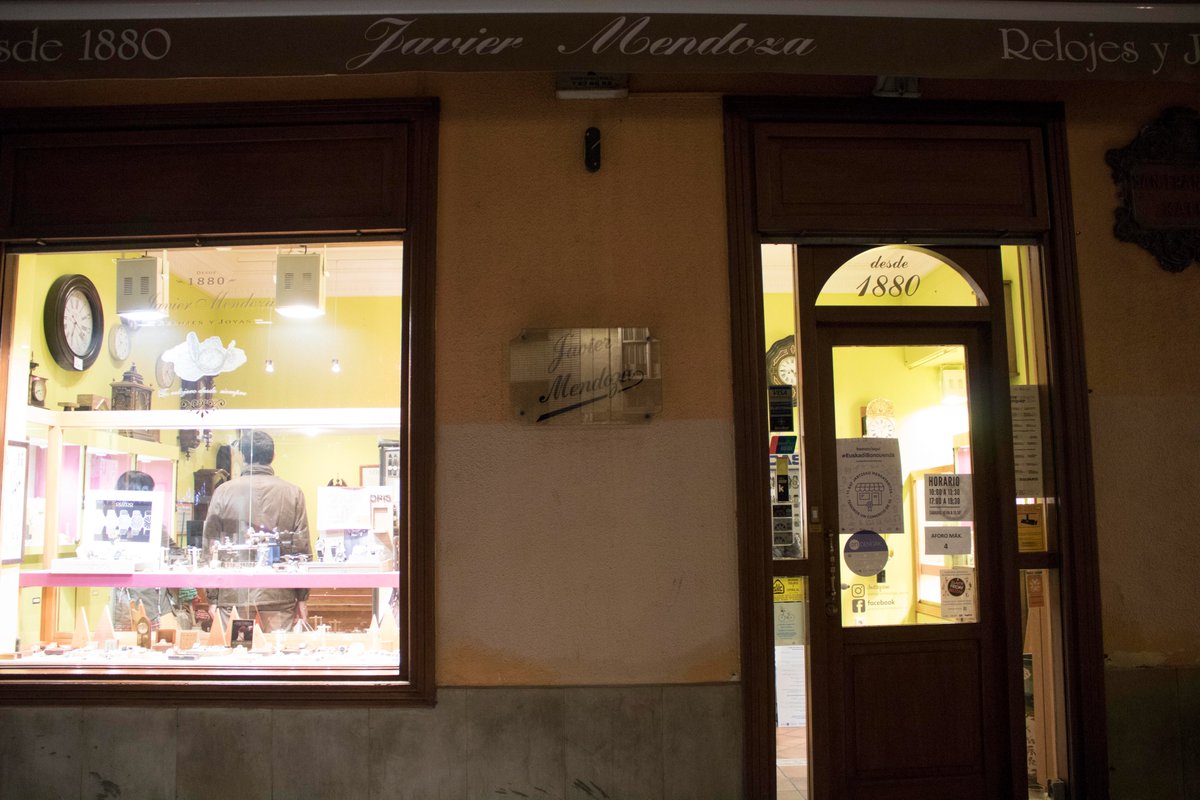 Entrar en Relojería y Joyería Javier Mendoza y ver en sus paredes #relojes de más de 100 años. Un lugar pintoresco donde sus paredes cuentan la historia y trayectoria de toda una saga de relojeros ⏳ que comenzó en 1880.
🌍 San Francisco, 1
🔗 relojeriajaviermendoza.com