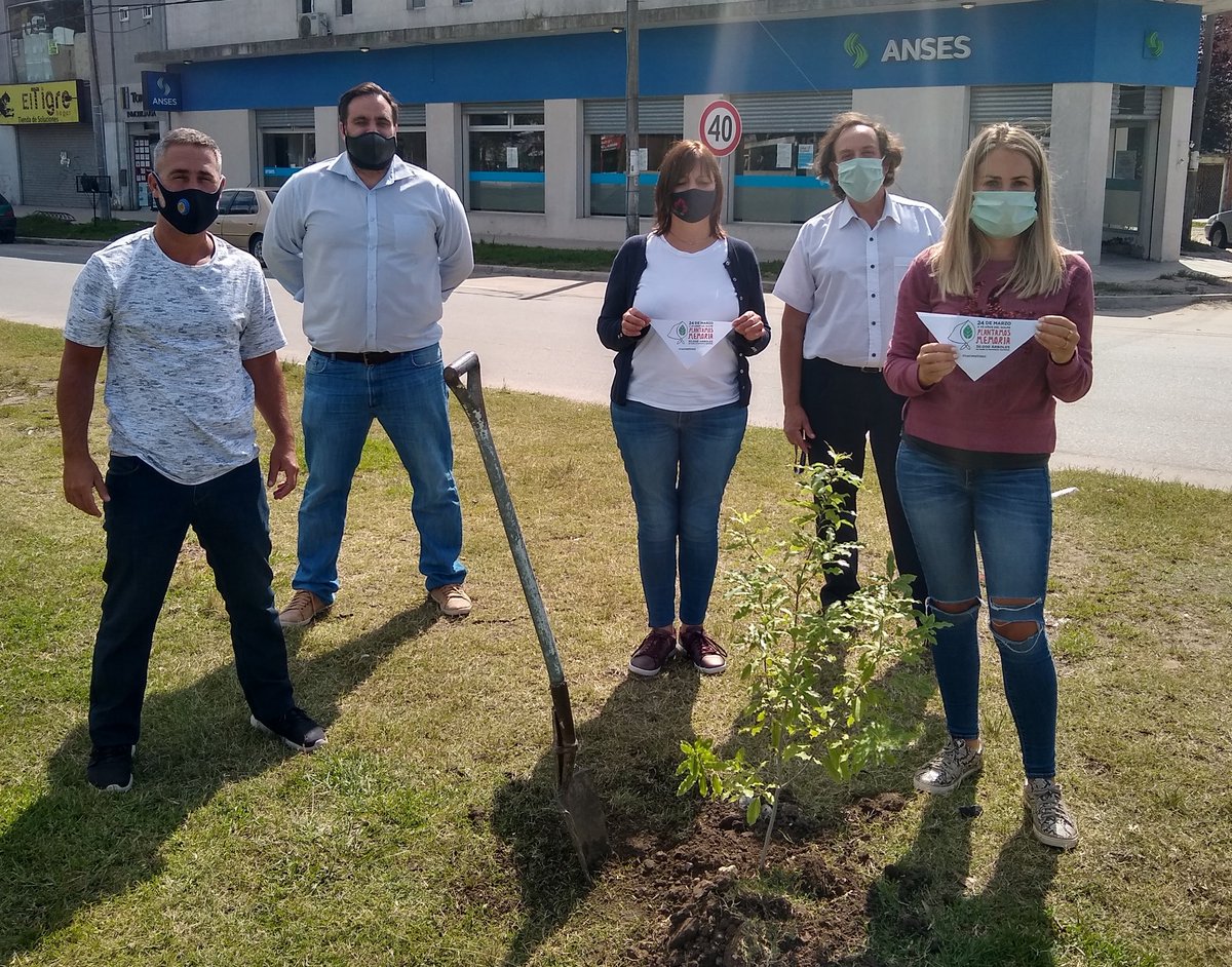 FBarranus's tweet photo. #Hoy en UDAI Batán @ansesgob #PlantamosMemoria sumándonos a la iniciativa de Abuelas de Plaza de Mayo de plantar 30 mil árboles.
Nuestra historia nos precede, lo que hacemos con ella nos define.

#Memoria
#Abuelas
@FerRaverta
@PabloObeid https://t.co/t0TqDPrUUZ