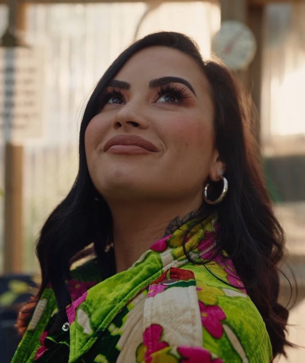 lovaticheart96's tweet photo. Well... a lot of time have passed until my last post and I proud to say that I’m still sober 😊 I just saw the second episode about @ddlovato I’m so proud about her... to be and stay with her despite the distance and not be able to see her 🥺 @ddlovato saved my life, thank you ❤️ https://t.co/yOqXid3Rq8