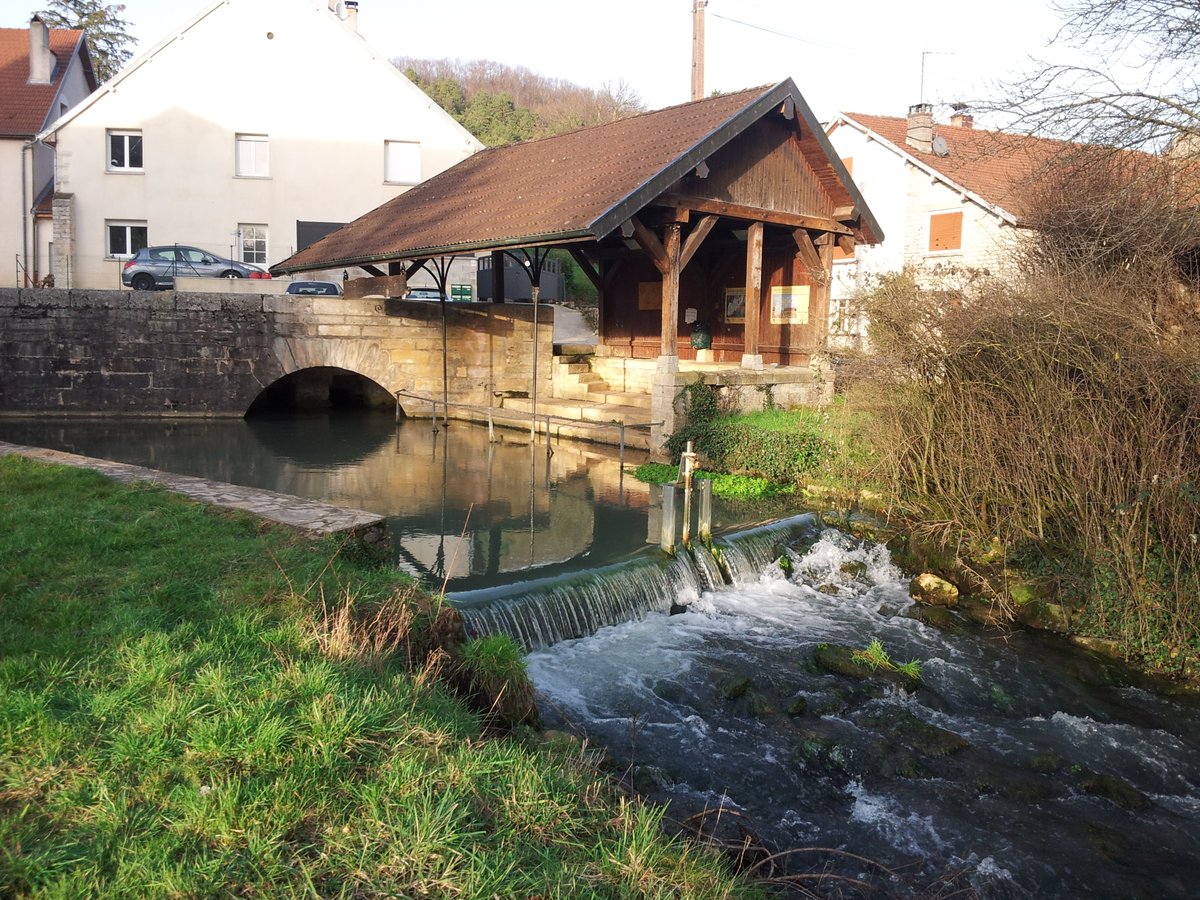 RoadTrip70's tweet photo. La machine à laver a fait disparaitre les lavoirs 😅... mais pas dans toute #lahautesaone heureusement. #Destination70 à Quenoche (https://t.co/iDo2eclwjg) pour découvrir ce petit lavoir 💧 situé à proximité d'une source💧. https://t.co/jBTtS02pvV