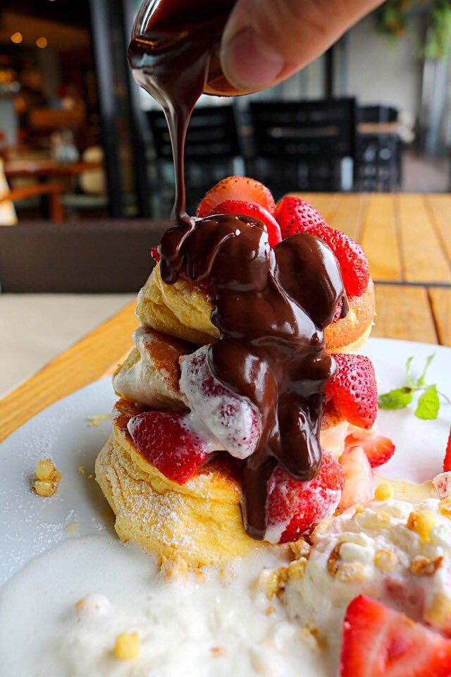 saijyo_sweets's tweet photo. 神奈川県小田原にあるお店「湘南パンケーキ」の苺のチョコフォンデュパンケーキ✨ https://t.co/eteZpsvshn