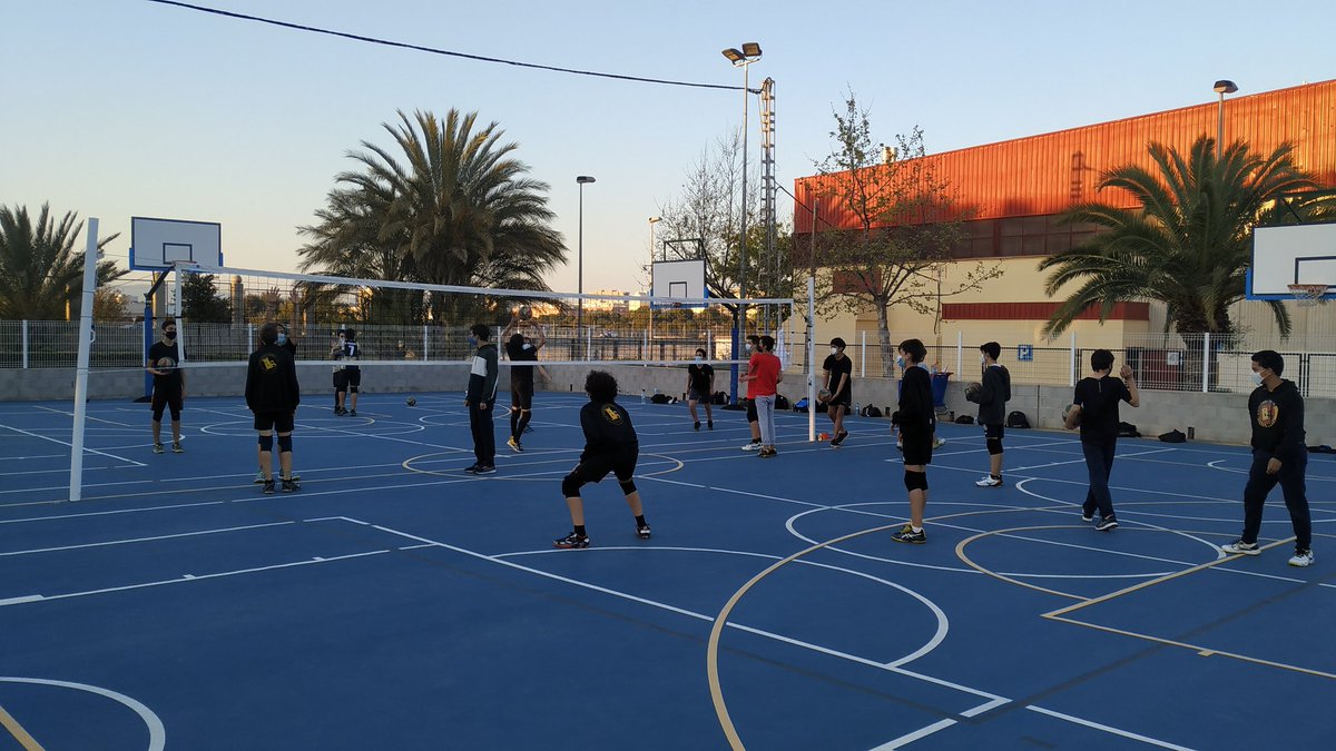 Hoy hemos estado entrenando en el exterior de  nuestra antigua pista con el grupo infantil y cadete masculino. Después de ellos han estado nuestro equipo de tecnificación senior.