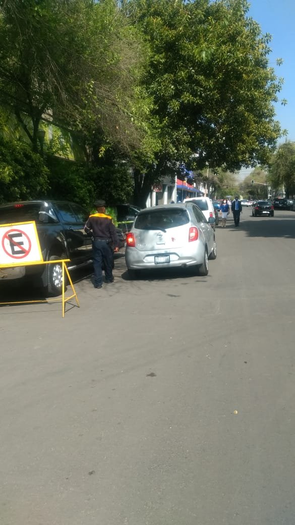 UCS_GCDMX's tweet image. Se acude al lugar a retirar vehículos que se encontraban estacionados en doble fila y asimismo vehículos que se encontraban obstruyendo banqueta, liberando la vialidad
