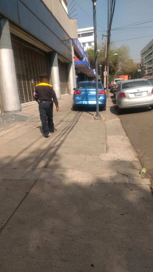 UCS_GCDMX's tweet image. Se acude al lugar a retirar vehículos que se encontraban estacionados en doble fila y asimismo vehículos que se encontraban obstruyendo banqueta, liberando la vialidad