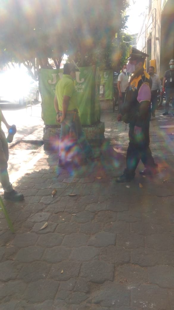 UCS_GCDMX's tweet image. Se acude al lugar a retirar vehículos que se encontraban estacionados en doble fila y asimismo vehículos que se encontraban obstruyendo banqueta, liberando la vialidad