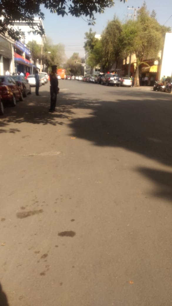 UCS_GCDMX's tweet image. Se acude al lugar a retirar vehículos que se encontraban estacionados en doble fila y asimismo vehículos que se encontraban obstruyendo banqueta, liberando la vialidad