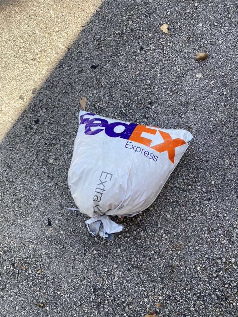 NinaFamou's tweet photo. This is how I received my package today @FedEx @SHEIN_official @FedExHelp https://t.co/7gAzShNrCS