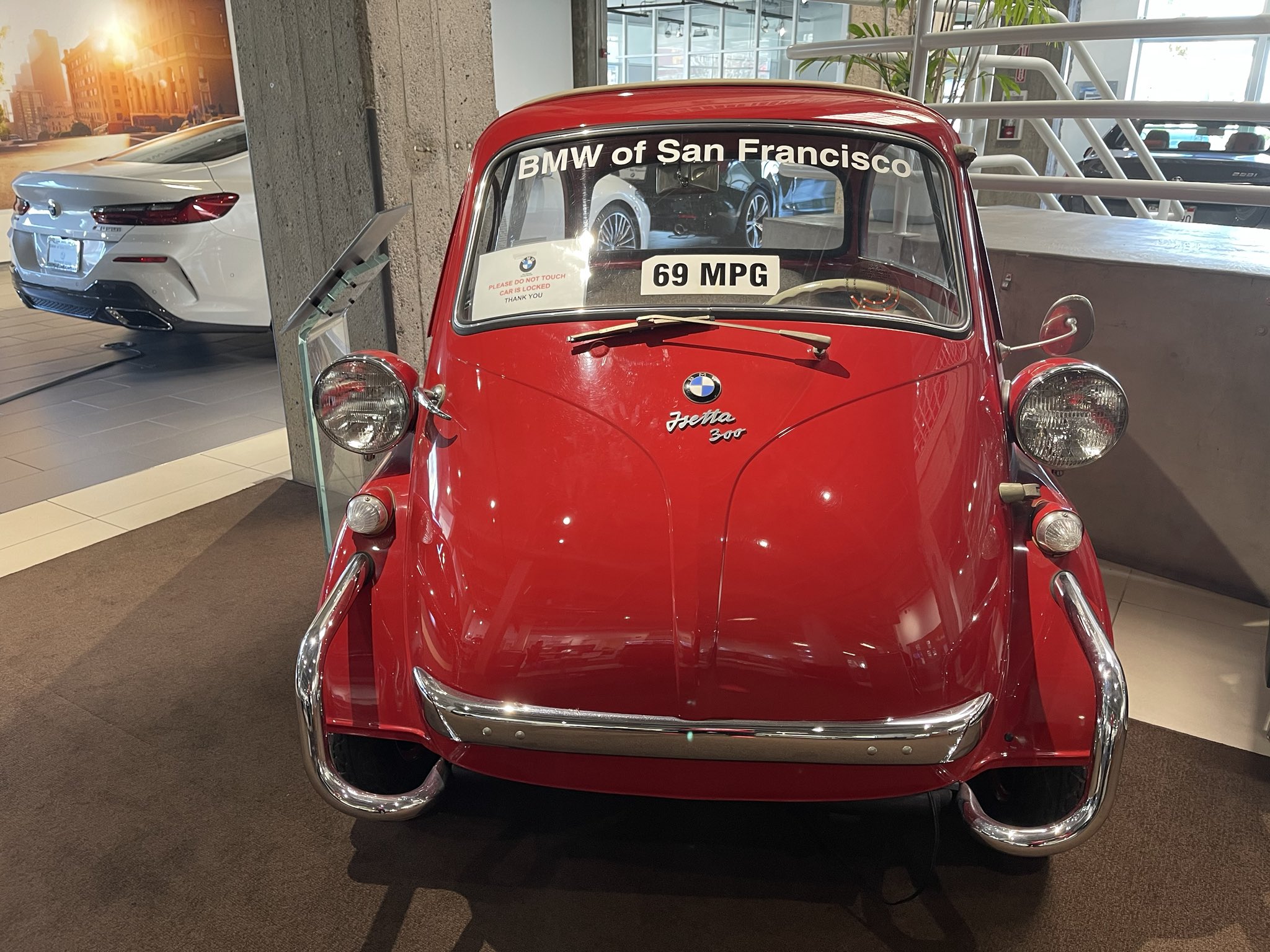 Lily Xiang Li Twitterren 经典的宝马bmw Isetta 今天在车行看到了一款1957年的敞篷宝马bmw Isetta 车长小于2米 Very Cute 1955年 Bmw Isetta成为世界上第一辆实现3 L 100 Km油耗的量产汽车 这种微型汽车因其造型酷似鸡蛋或泡沫 在欧洲也称之为 泡沫