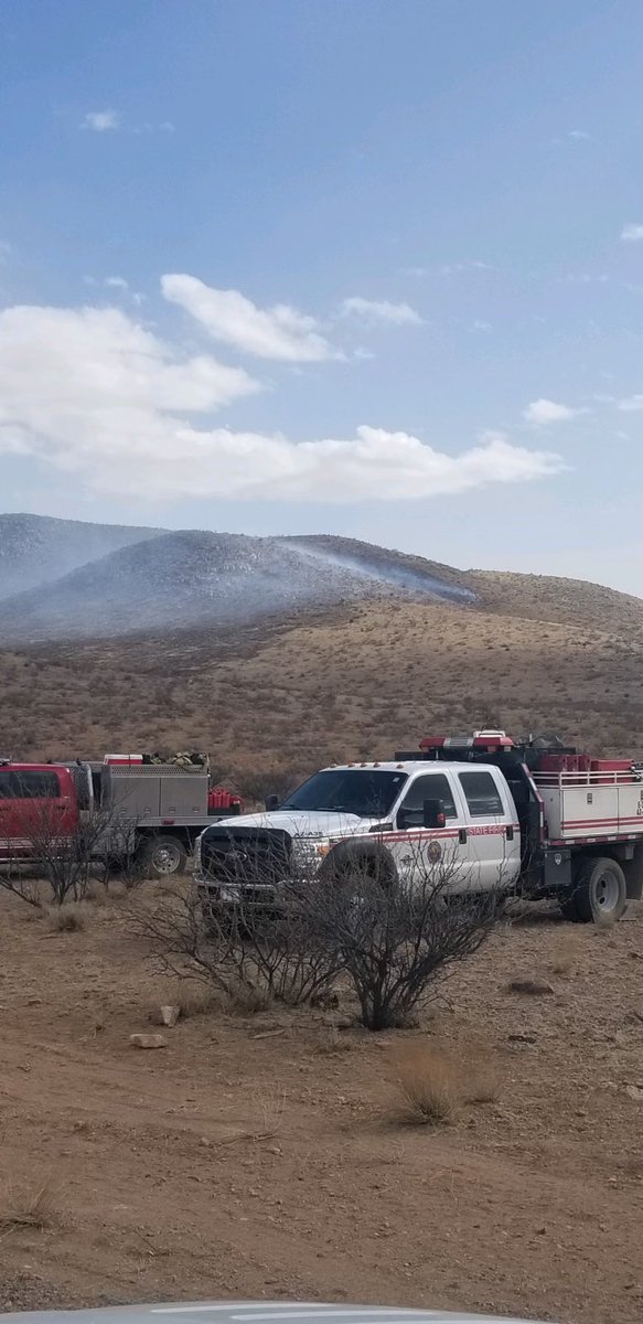 azstateforestry's tweet photo. Despite windy conditions, crews making progress getting around the #SquareTopFire near #Sunizona. Estimated 100 acres &amp; 10% contained with more containment expected by end of day. #AZFire #AZForestry #CochiseCounty https://t.co/ZRGfXT0AmW