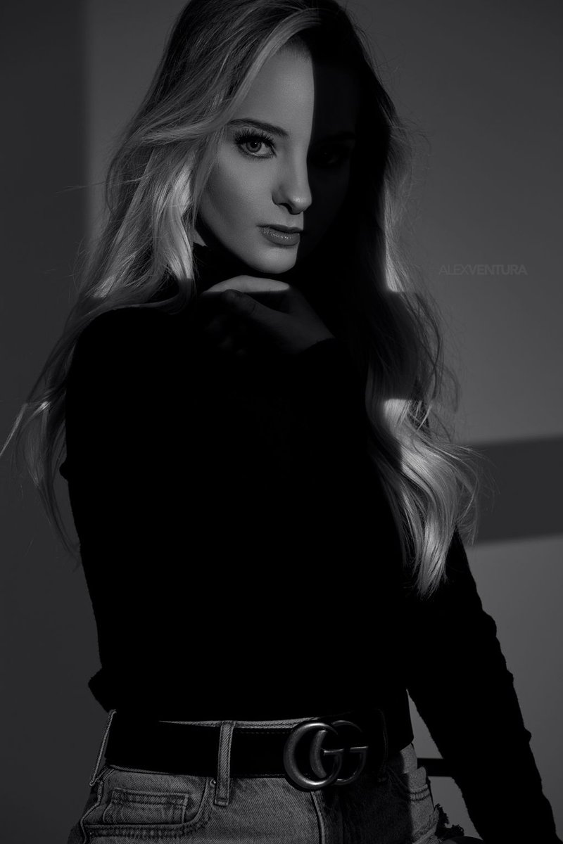 valexv84's tweet image. I tried out the window frame gobo for part of this series, not sure if I liked this particular look as much but here's a shot that I did like with this pattern. 
Model: Caitlin Burson
Studio: Altered Visions Studio
Edited with NBP Retouch Tools
#houstonmodel #htxmodel #xplor600