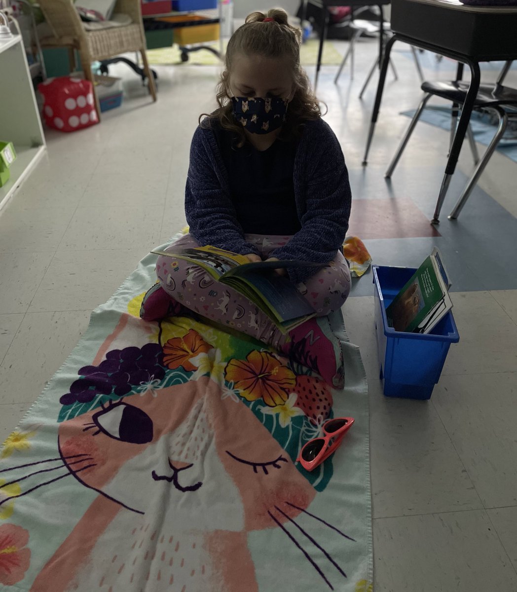 We 💜 reading week! Building our reading 📖 muscles and stamina. Today we “dove” into a good book! 🏖 #marinermoments #mesnhcs