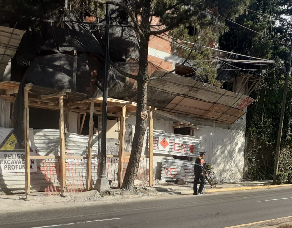 EnlaceTAguilas's tweet photo. Muchísimas Gracias por todo el apoyo que nos brinda @OVIALCDMX a los vecinos de la zona. Liberado paso peatonal en obra ilegal #INVI Centenario. #JEFEHALCON🏅#KHRONOS5🏅 #DIAZSANANGEL🏅 
@En_LasAguilas @NoMasCondosAO @SaqqaraAviation @pahila1 @rodeleonm @VillaVerdunAO https://t.co/IVOzW7i1Oo