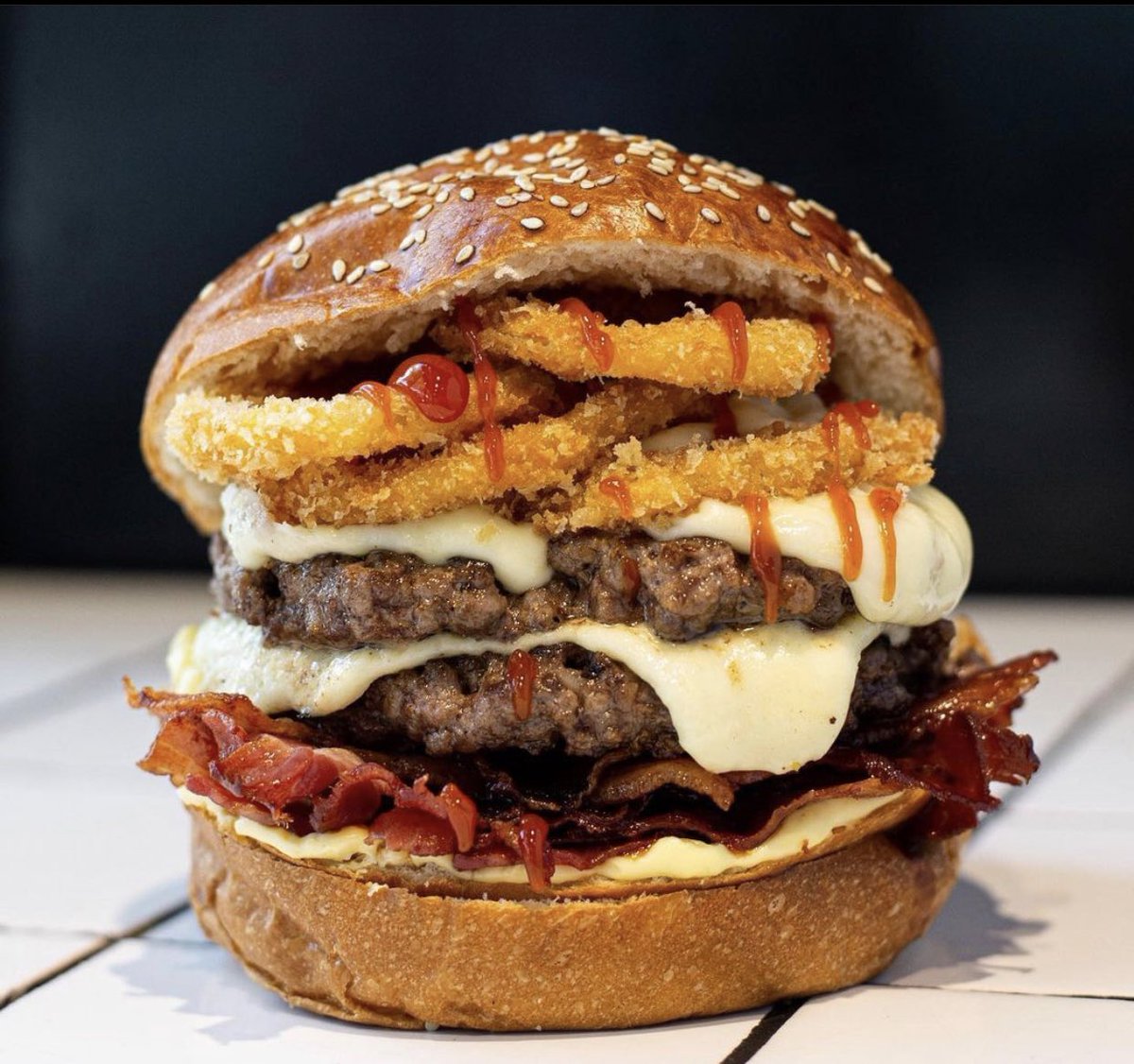 BurgerFcts's tweet image. Burgermania es el 6,7 y 8 de abril. Sacás anticipada en burgermaniafest.com y te comés una 🍔 exclusiva del evento como esta de Williamsburg + papas + birra por 400 pesitos