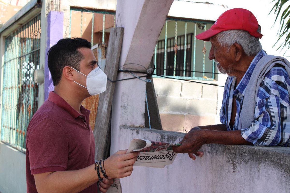 alejandro_aaav's tweet photo. El diálogo siempre será una vía para saber cómo vamos en cualquier aspecto, gracias por recibir el periódico Regeneración.

#AtréveteAlaVictoria

@oscar_canton @mario_delgado @CitlaHM @XochitlZagalMX @AnahiGonzalezQR @MisaelMMtz https://t.co/FTb4eR4C0m