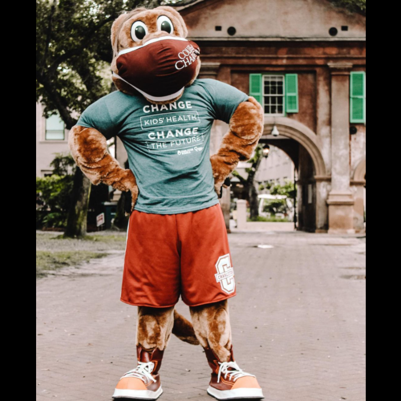 Clyde at <a href="/CofCSports/">#TheCollege 🌴</a> sure knows that #KidsCantWait! 
Photo Credit: <a href="/CmatCofC/">Charleston Miracle</a>
