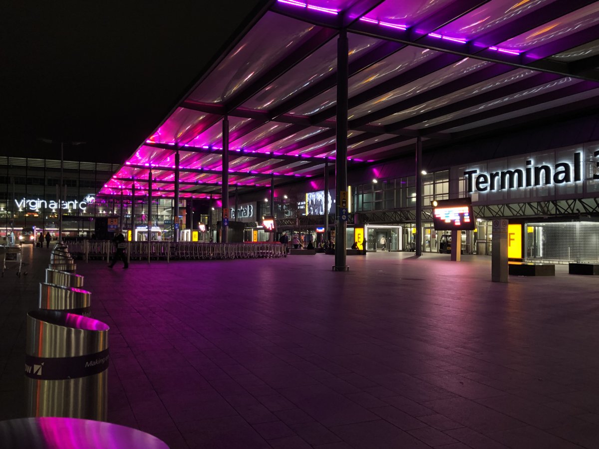 es_kumagai's tweet image. ほぼ２年前の London Heathrow 空港。この場所は自分にとって、楽しむための勉強会が巡り逢わせてくれた景色。 #ioscon