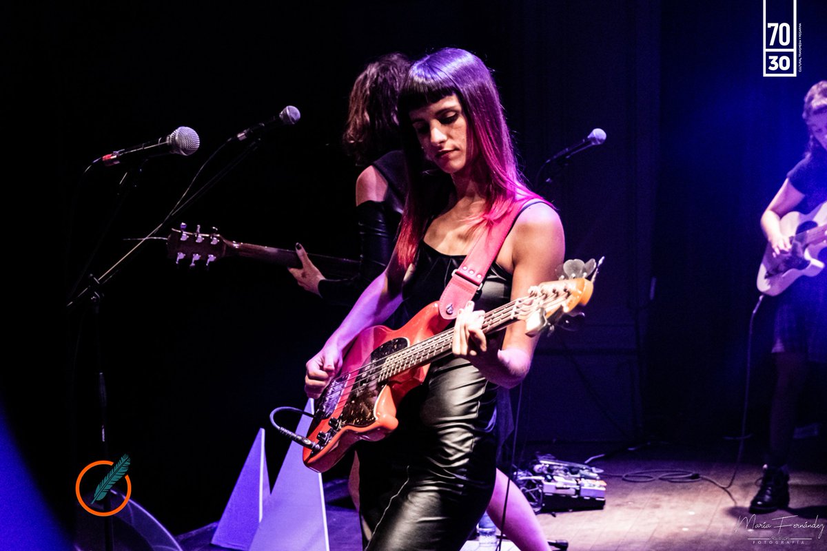 revista7030's tweet photo. 🎸 Flor Croci (@flormonchita), referente de la música rosarina, abrió el fin de semana con un show en la @plataformaLVDN en donde recorrió su obra y presentó su proyecto solista, acompañada por la banda Las Muchachas

📸 Mirá las fotos de @mpinkph 
👉https://t.co/Me3rUHaUn3 https://t.co/9eFVLk10HS
