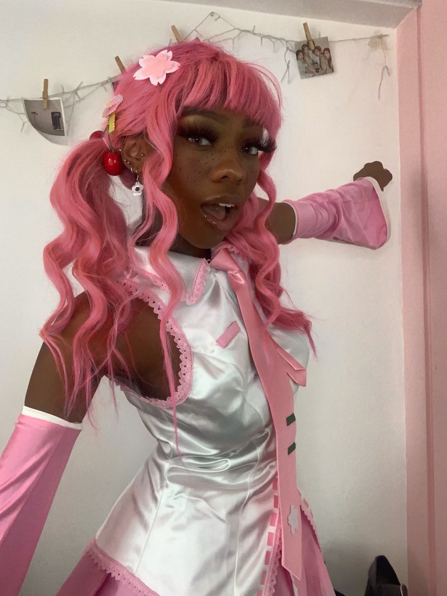 kanekislut's tweet photo. sakura hastune miku 🌸 https://t.co/VPe8OCAJRx