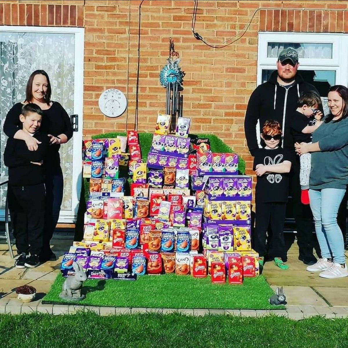ComminsRhys's tweet image. Im super proud of my sons Oakley and Louie there friend Ethan, they have collected 500 Easter eggs to go to local charities &amp;amp; care homes, they created challenges to do in order for eggs to be donated.
They are such kind and thoughtful boys. :)