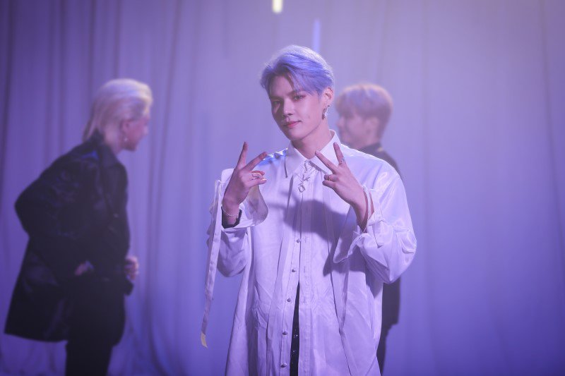 VICT_ONtwt's tweet photo. ⠀ ، 🌌 : 𝖭𝖾𝗐 𝖶𝗈𝗋𝗅𝖽 𝗐𝖾 𝖺𝗋𝖾 𝗩!𝗖𝗧/𝗢𝗡 — '𝗡𝗼𝘀𝘁𝗮𝗹𝗴𝗶𝗰 𝗻𝗶𝗴𝗵𝘁' | MV PHOTO BEHIND. #DÁNAE #HANAKO #LUYAN #DEVAK https://t.co/7drqmxxChN