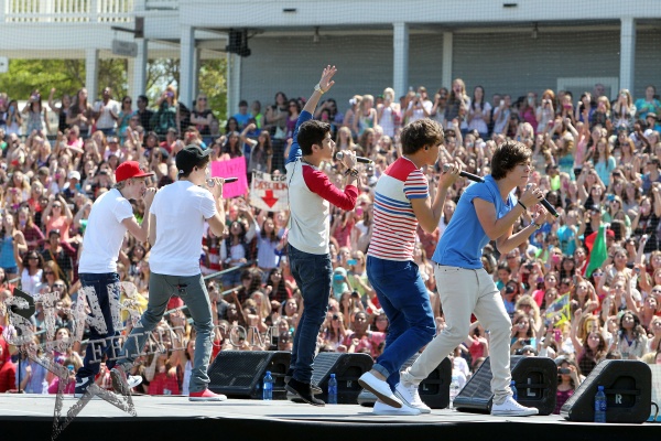 todays1dhistory's tweet photo. Today (March 24) in 2012 - 1D head to Dallas for their Bring 1D to the US event, including a performance, interviews, and an album signing! 🙌🙌 https://t.co/VGo7Ywnn3O
