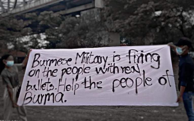 Byun_Sori6104's tweet photo. SILENCE REVOLUTION 

Requesting to the World by the youths in MawLaMyine,Mon State!!!

#WhatsHappeningInMyanmar
#Mar24SilenceStrike https://t.co/FaRZMWfMxl