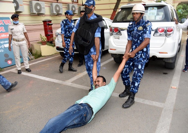 34yearsofpride's tweet photo. This is Shocking ! Elected Representatives beaten by Police in Vidhan Sabha... Black day for Democracy.
#नीतीशकुमार_शर्म_करो
#नीतीशकुमार_शर्म_करो https://t.co/ZnFZaaFexA