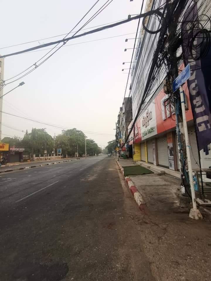 KimMinJi263's tweet photo. Hleden, Sule and Myay Ni Gone are the most crowded area of Yangon. But, Now, they go silent. Yangon citizens claims they own the street, the Building and the spirit of Yangon by this "Silent Strike". #WhatsHappeningInMyanmar #Mar24SilenceStrike @MayWongCNA @TostevinM https://t.co/avuPYvpY0p
