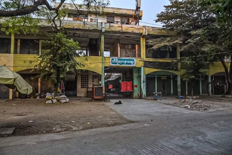 IrrawaddyNews's tweet photo. Silent Strike in Monywa

March 24, 2021

Shops and markets are closed in #Sagaing Region's #Monywa, on a silent strike day nationwide on Wednesday morning.
(Photo: CJ)

#WhatsHappeningInMyanmar
#SilentStrike
#RejectMilitaryCoup
#CivilDisobedienceMovement https://t.co/NTLvCUFXtb