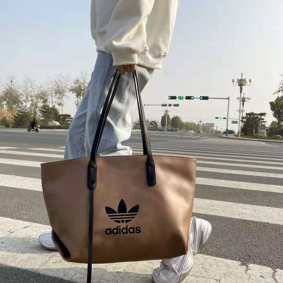 cloris_boutique's tweet photo. JK8207 Retro Adidas Leather Shoulder Tote Bag
IDR 148.000
(Tersedia Warna Beige, Black, Brown, Khaki)
Original China
Material PU Leather
Height 27cm
Length 47cm
Depth 16cm
Bag Mouth Zipper
Long Strap NO
Weight 510gr https://t.co/lYDFkoEd93