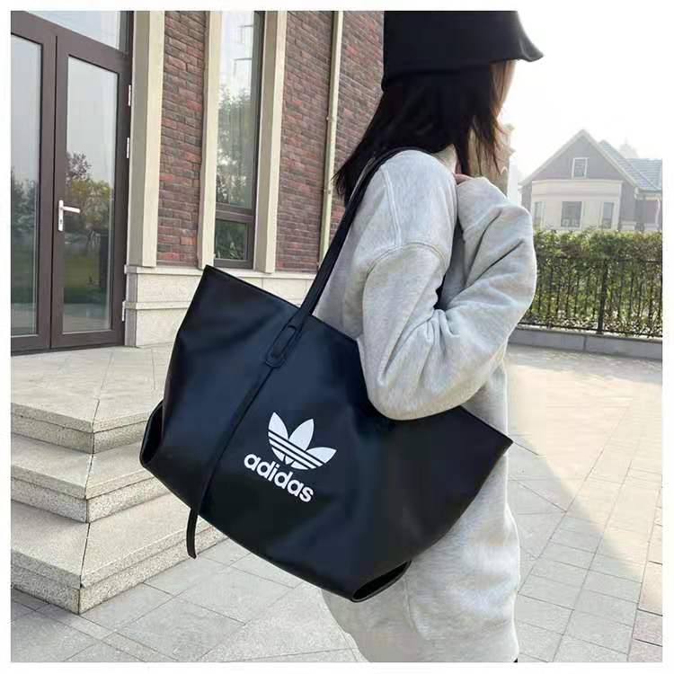 JK8207 Retro Adidas Leather Shoulder Tote Bag
IDR 148.000
(Tersedia Warna Beige, Black, Brown, Khaki)
Original China
Material PU Leather
Height 27cm
Length 47cm
Depth 16cm
Bag Mouth Zipper
Long Strap NO
Weight 510gr