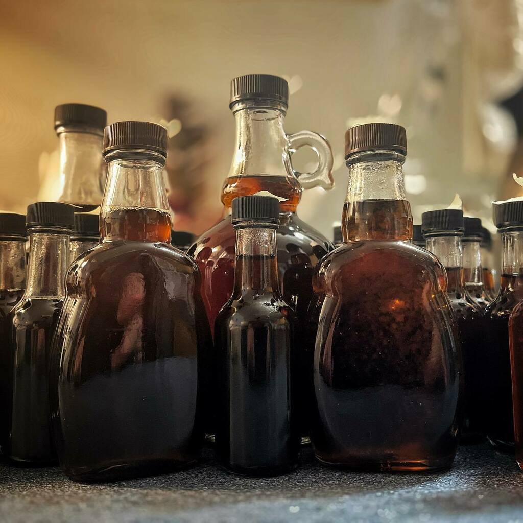 spirithands's tweet photo. Bottled batch #1 and #3!

#miigwech 
#ojibwemaplesyrup 
#orillialakecountry 
#greybrucesimcoe
#ramafirstnation https://t.co/siMHbfNYqt