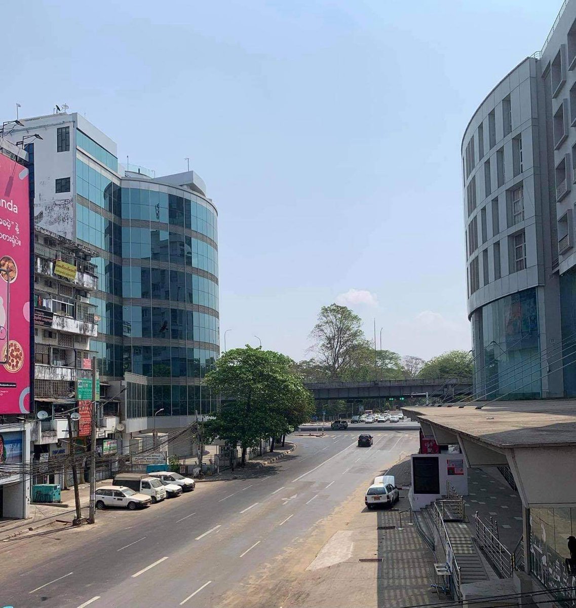 heungburma's tweet photo. Nation wide SILENT STRIKE in Hledan, Yangon today 10:45AM

SILENCE REVOLUTION 

#WhatsHappeningInMyanmar
#Mar24SilenceStrike https://t.co/kgsf0Ro08v