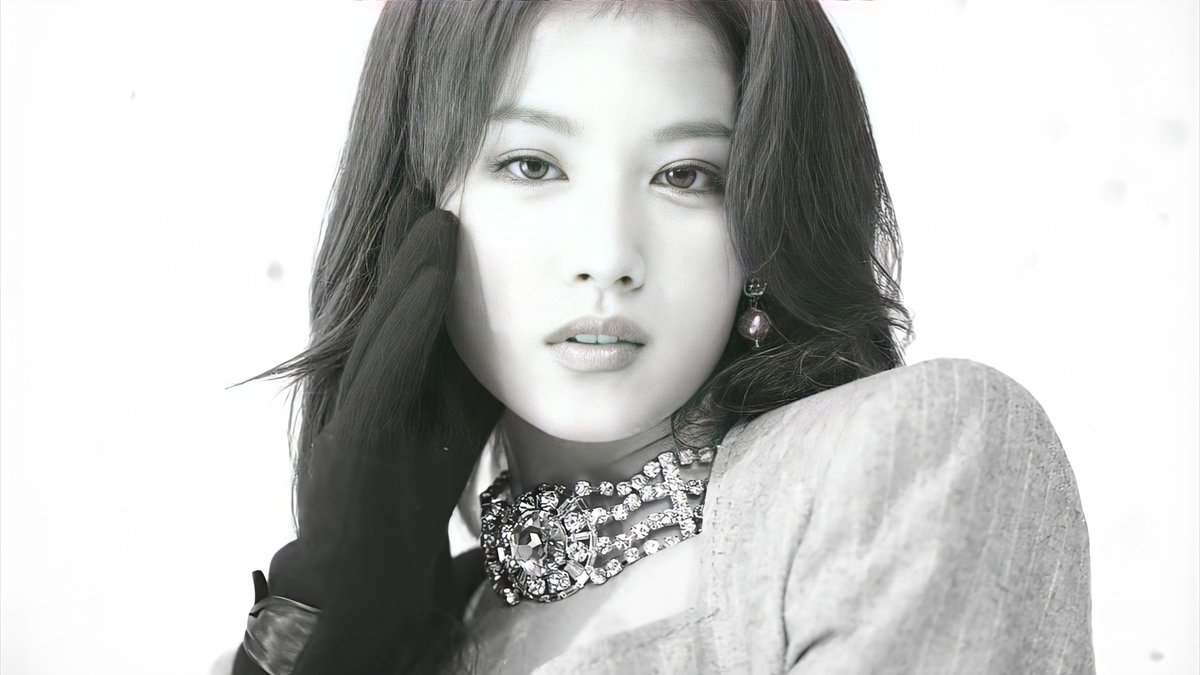 sanapics's tweet photo. this sana remains iconic https://t.co/rBa6dbHQsl