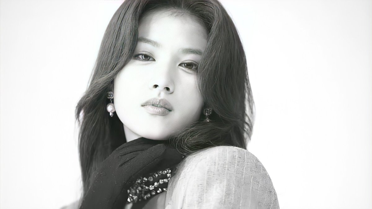 sanapics's tweet photo. this sana remains iconic https://t.co/rBa6dbHQsl