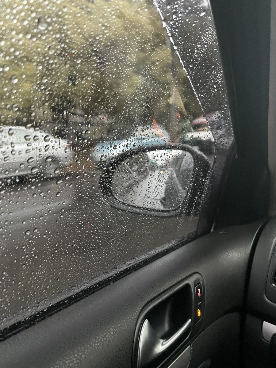 sa19931122's tweet photo. 這樣的天氣，讓我更想念你了
你好嗎👋 https://t.co/YNiqzolIYo