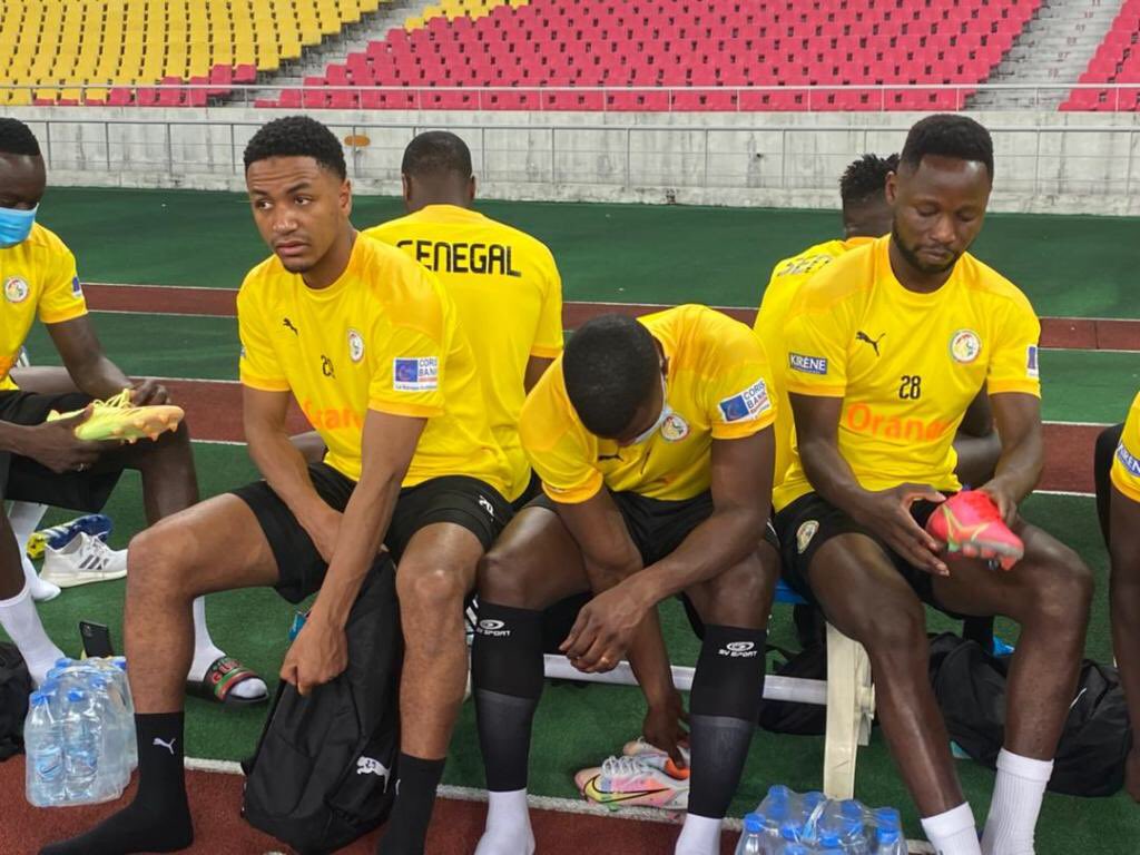 13footballC's tweet photo. Premier galop des Lions 🦁 à Kintélé 🇨🇬. https://t.co/POPHyp8cR6
