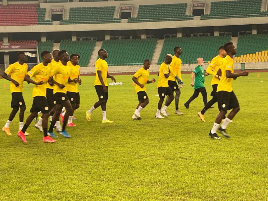 13footballC's tweet photo. Premier galop des Lions 🦁 à Kintélé 🇨🇬. https://t.co/POPHyp8cR6