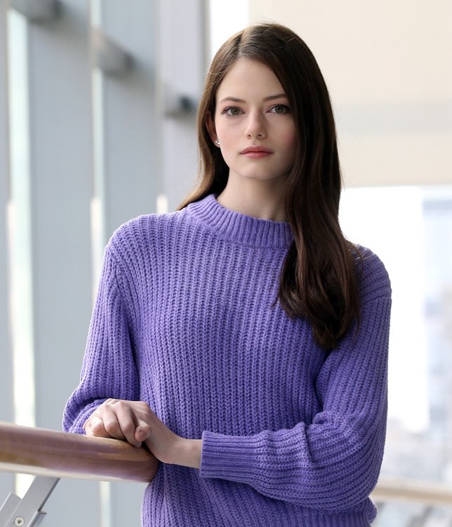 ImprintofaWulf's tweet photo. -Renesmee Carlie Cullen
-Physical Age: 17
-Relationship Status: Single
-Parents: Edward and Bella 
-Imprintee to Jacob Black
-Like and Retweet? https://t.co/W0USxuqpY7