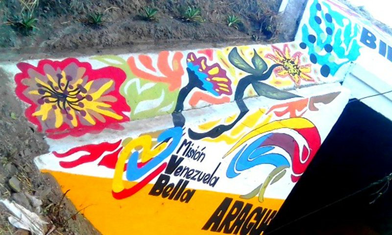 UbchCarmelinaB's tweet photo. En desarrollo del gobierno de Calle enmarcado en la @MVzlaBella afianzando la gestión de nuestra Alcaldesa @MarisselaPSUV  Integrantes de la #Jpsuv continúan las jornada de Embellecimiento con murales y paisajismo en el túnel de la entrada al sector Flores #ActivosContraElVirus https://t.co/0QhsPuY7Xs