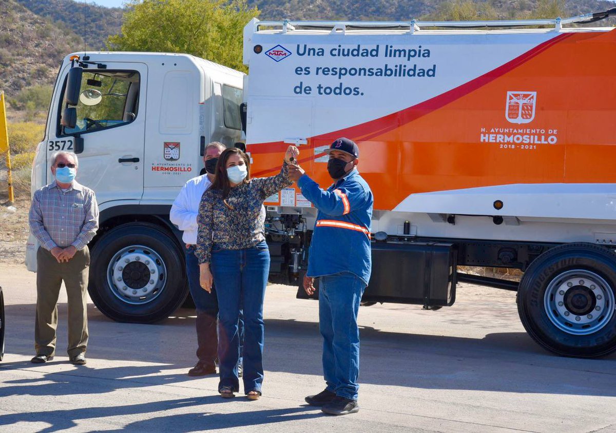 eltobyhernandez's tweet photo. “Esta ciudad se merece tener todos sus camiones recolectores nuevos”, expresó la alcaldesa @CelidaLopezc al entregar 10 unidades de recolección con una inversión de alrededor de 25 millones de pesos, por lo que suman 40 adquiridas en esta administración. https://t.co/OuYUA1Z6TX