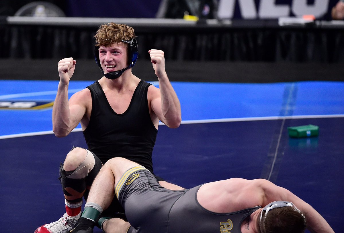 Shane Griffith won an NCAA wrestling national championship this past weekend. The interesting part? He wore a plain black singlet, refusing to represent Stanford Athletics. Here's why... Time for thread 👇👇👇