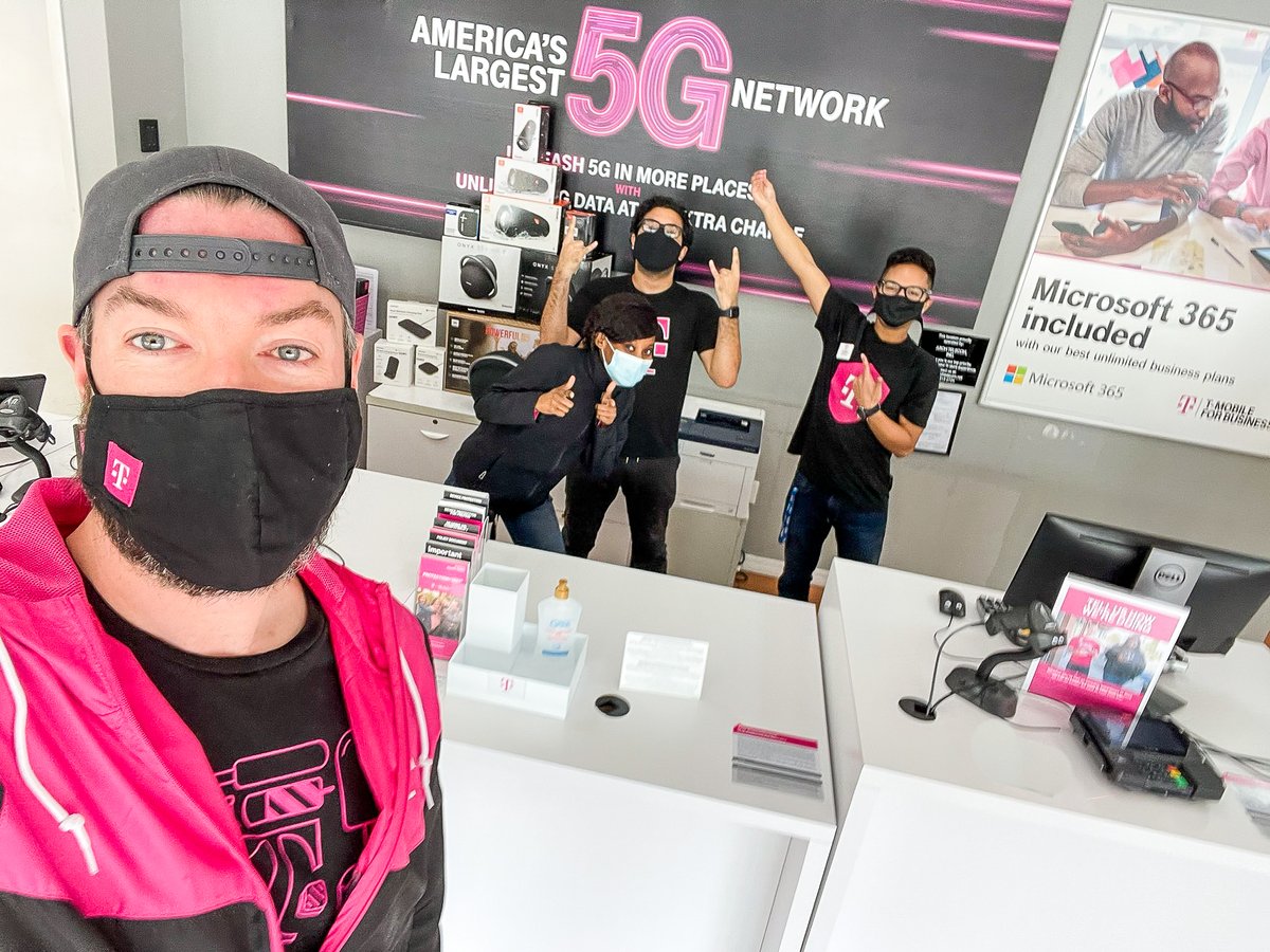 Check out our team providing A1 customer experience during #TMobileTuesdays 👏🏻 👏🏻 <a href="/TMobile/">T-Mobile</a> <a href="/JamesCavanaugh_/">James Cavanaugh</a>