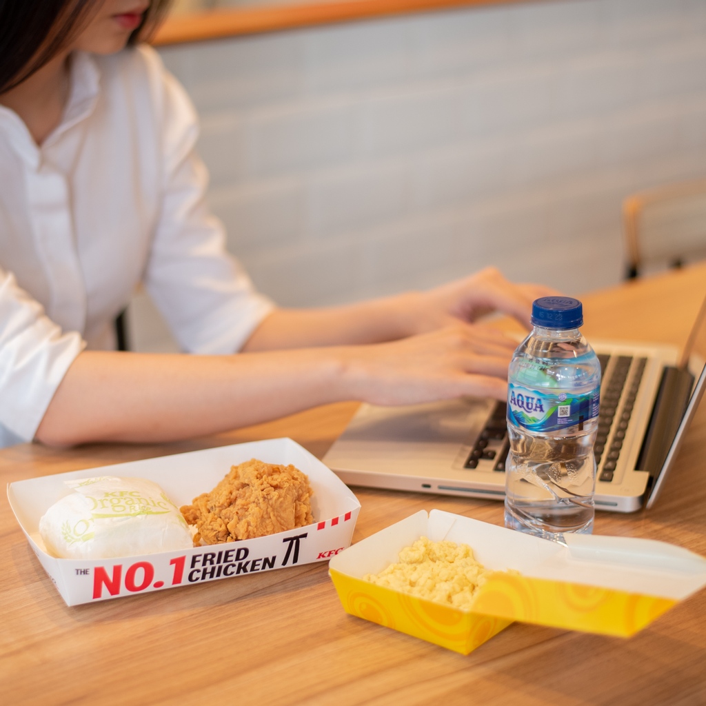 KFCINDONESIA's tweet photo. Mau ngantor jangan lupa sarapan ya, KFC Lovers! Yuk pesen KFC Super Breakfast! Perpaduan ayam goreng nikmat, nasi, dan scrambled egg yang gurih pas banget untuk mengawali harimu yang super!
#kfcindonesia #kfcam https://t.co/csJpV3RoJk