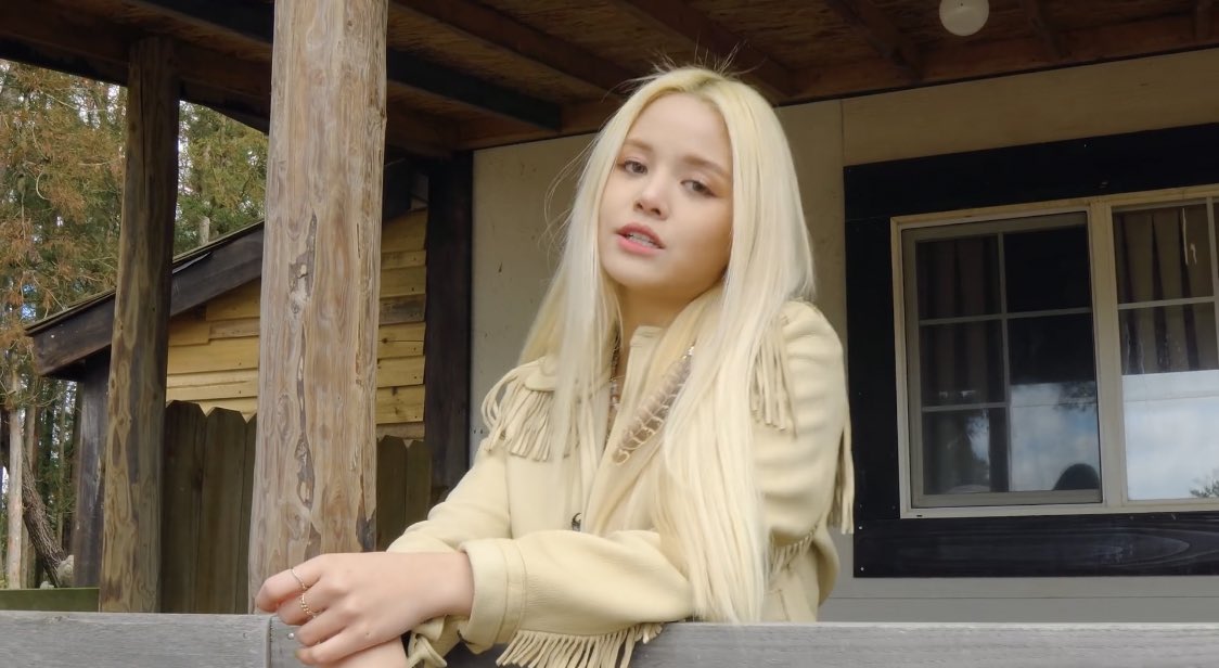PopCrave's tweet photo. #SORN of #CLC has released the music video for her debut solo single, “RUN.” 

Watch: https://t.co/TbYqKZxmdy https://t.co/fmPFIBuImF