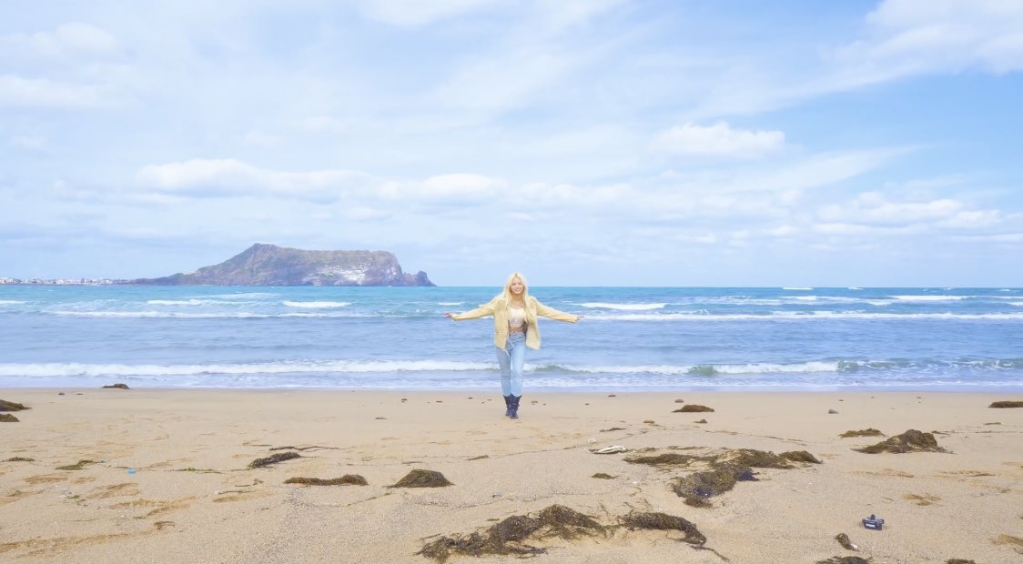 PopCrave's tweet photo. #SORN of #CLC has released the music video for her debut solo single, “RUN.” 

Watch: https://t.co/TbYqKZxmdy https://t.co/fmPFIBuImF