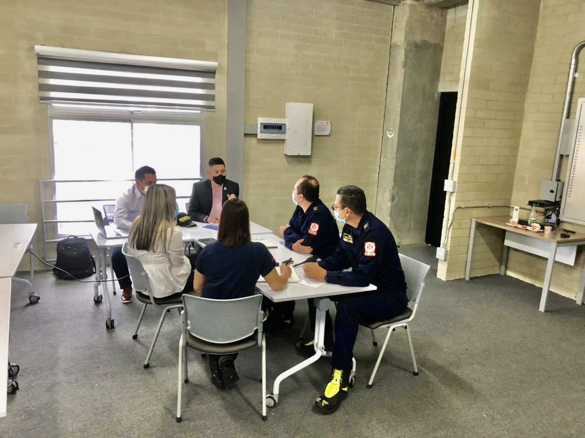 cartaGRD's tweet photo. La jornada de trabajo en Antioquia, concluye con muy buenos resultados encaminados a dar cumplimiento al Plan Institucional #UnidosSomosMasFuertes participación en evento #EquidadyGenero, reunión @DAGRDMedellin @Alethiagrd @KIKE1978 @DagranAntioquia @BomberosEnvi @CBVSabaneta https://t.co/gIxRFQzfNZ